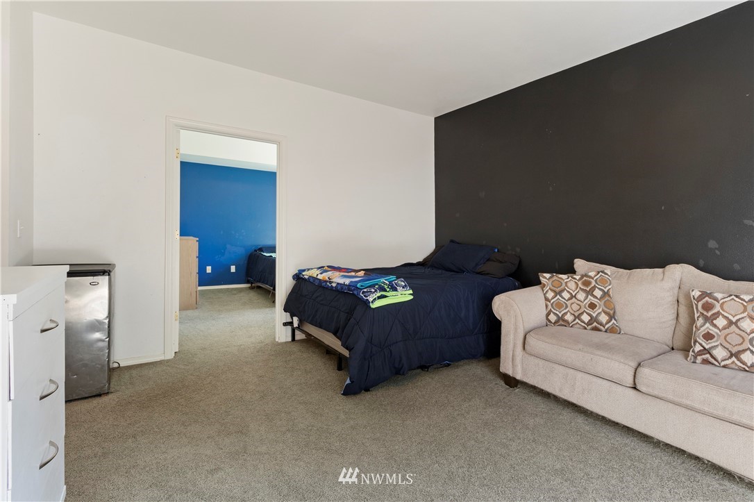 26410 218th Avenue Southeast Maple Valley, WA 98038 - Photo 16 of 28 a living room with furniture and a couch