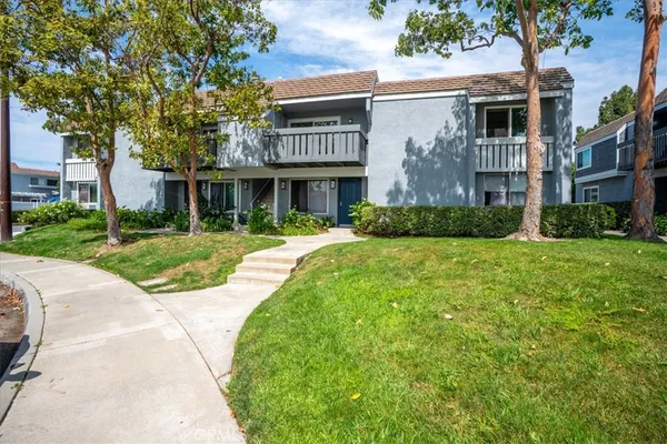 $735,000 | 44 Fallbrook, Irvine, CA 92604
