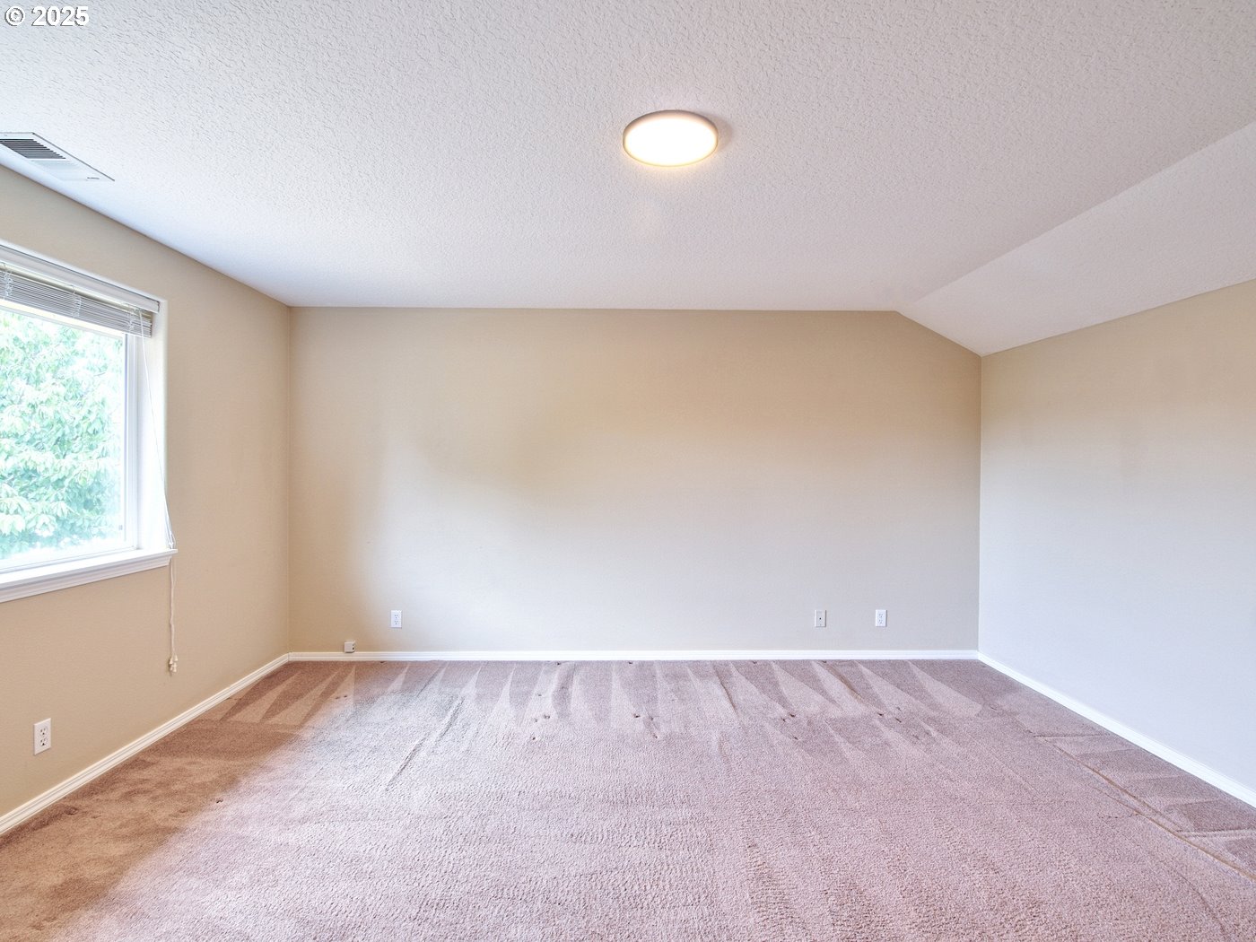 3229 North Meridian Street Newberg, OR 97132 - Photo 41 of 41 an empty room with a window
