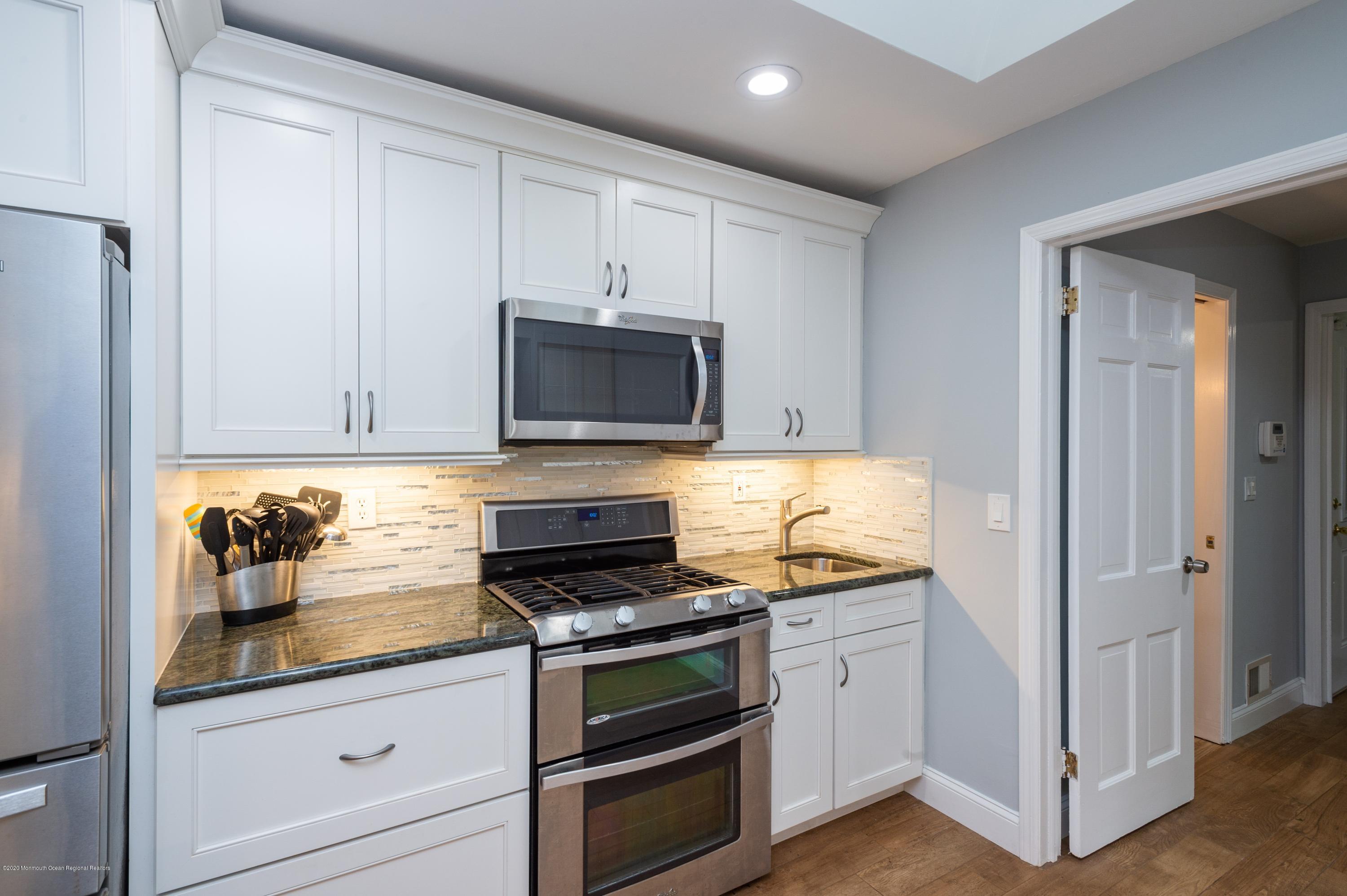 19 Tall Tree Road Middletown, NJ 07748 - Photo 6 of 24 05_19TallTreeRd_177003_Kitchen_HiRes