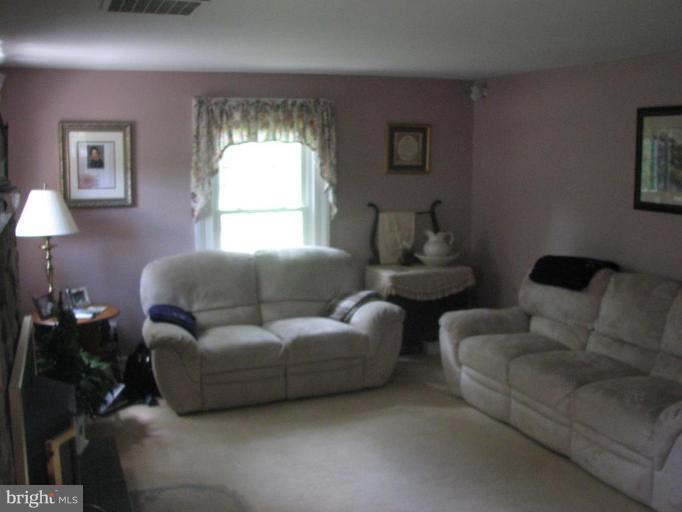17169 Raccoon Ford Road Culpeper, VA 22701 - Photo 4 of 13 Living Room