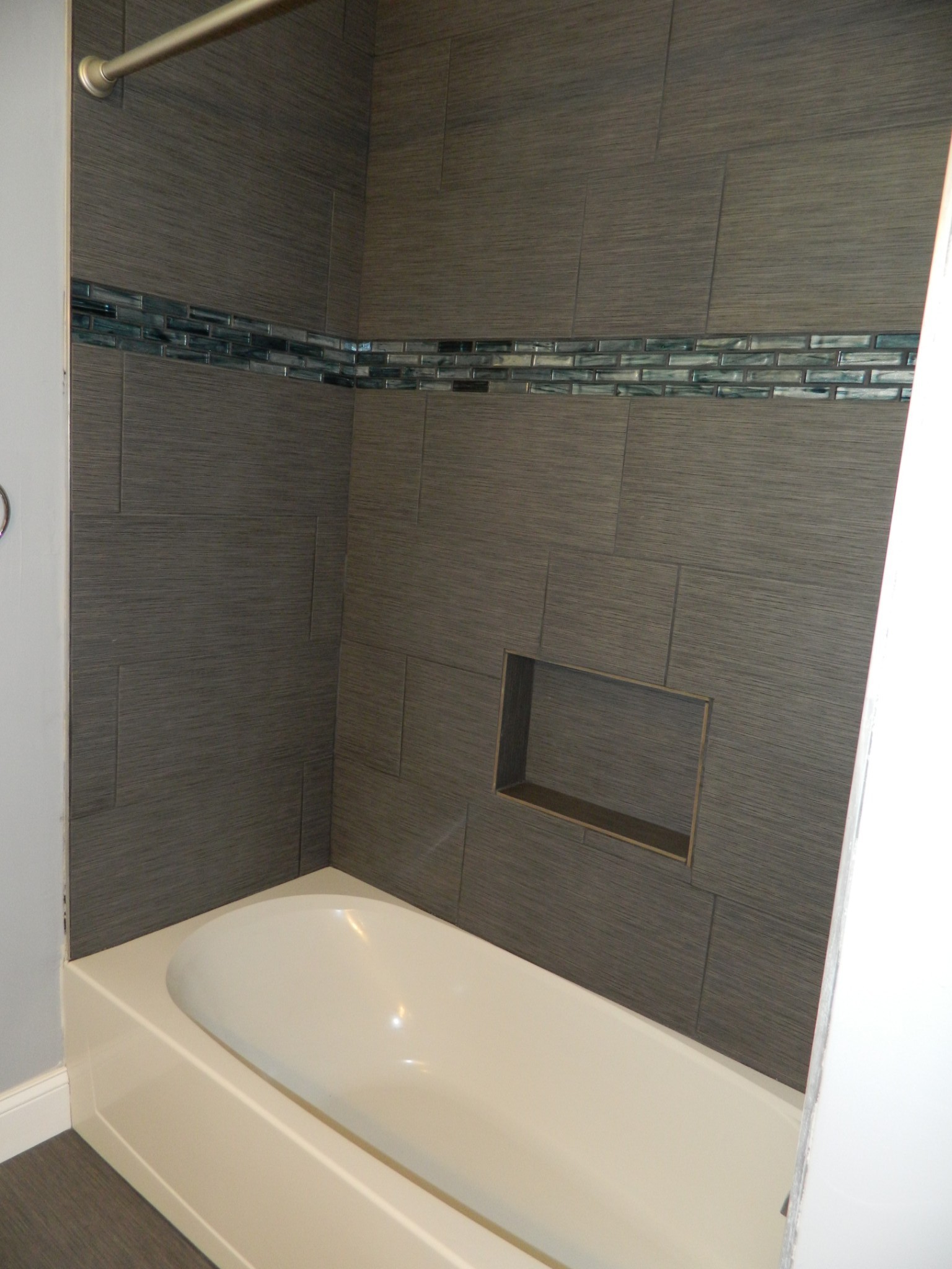 1276 Gip Manning Road Clarksville, TN 37042 - Photo 12 of 15 a bathroom with a bathtub