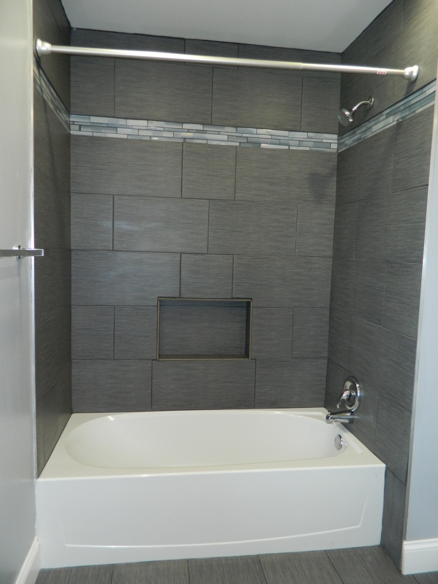 1276 Gip Manning Road Clarksville, TN 37042 - Photo 8 of 15 a bathroom with a bathtub