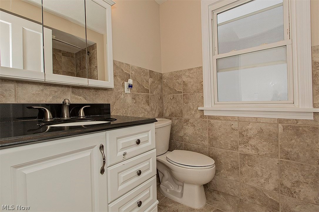 4236 Elmwood Road Cleveland, OH 44121 - Photo 16 of 33