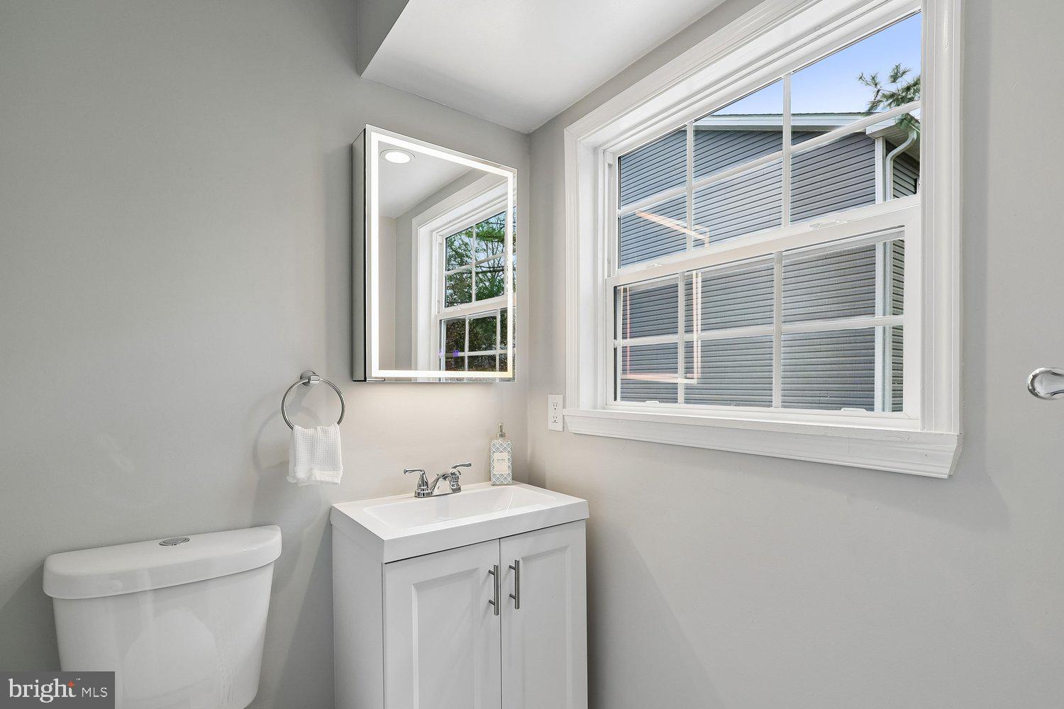 580 Park Road Severna Park, MD 21146 - Photo 14 of 36 Primary Half Bath