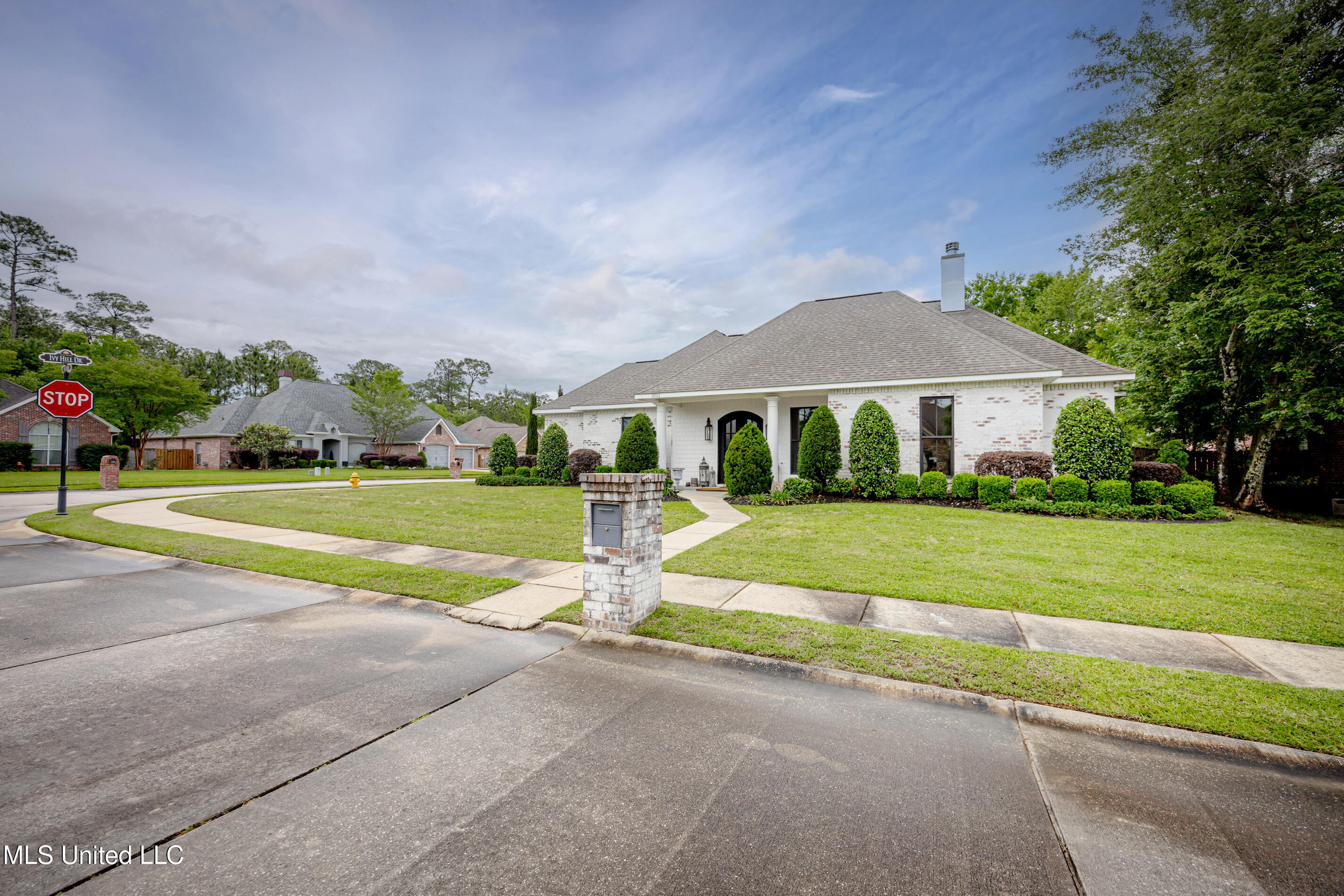 2011 Ivy Court Biloxi, MS 39532 - Photo 3 of 61 IMG_9460
