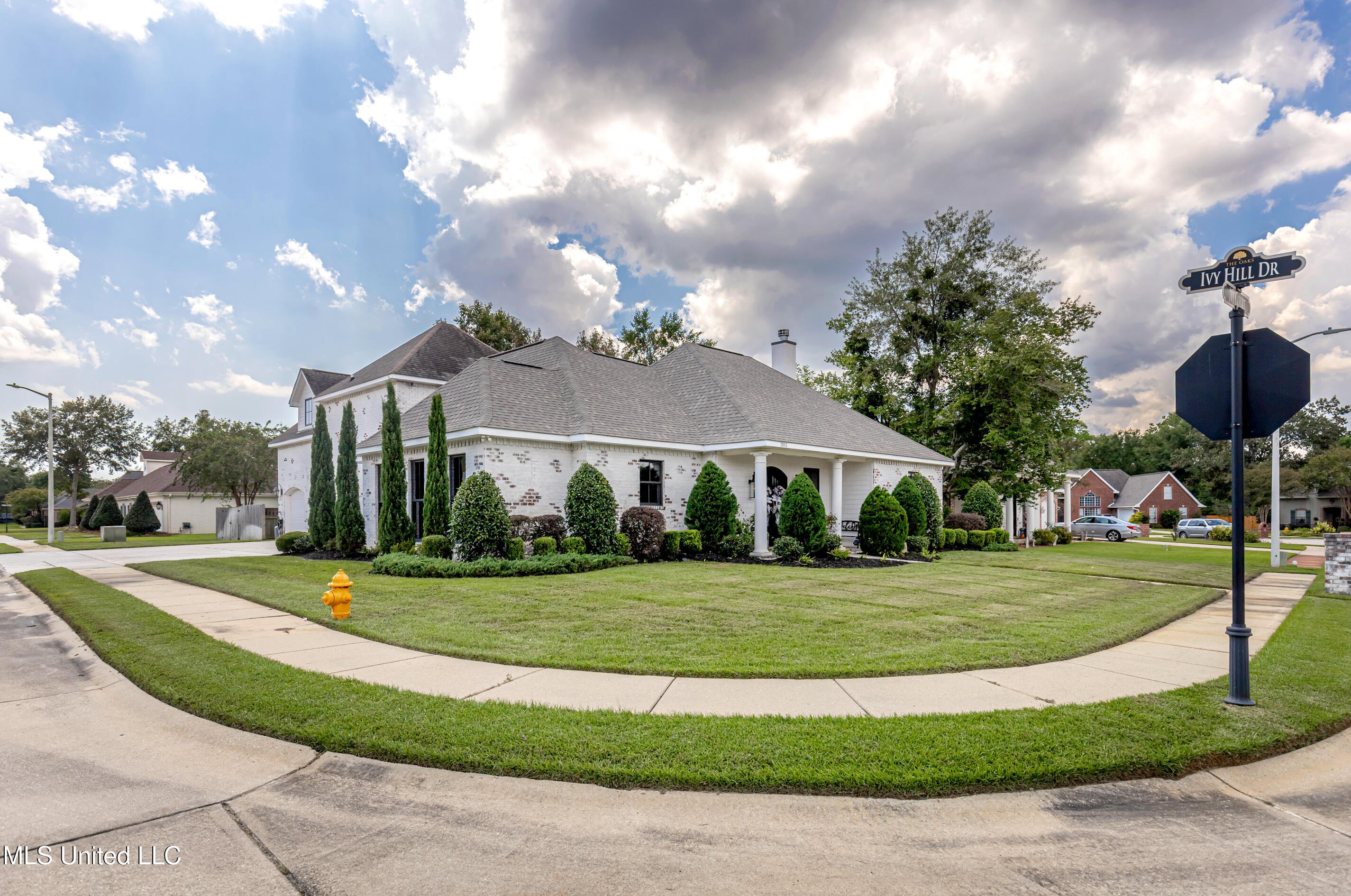 2011 Ivy Court Biloxi, MS 39532 - Photo 5 of 61 IMG_4247
