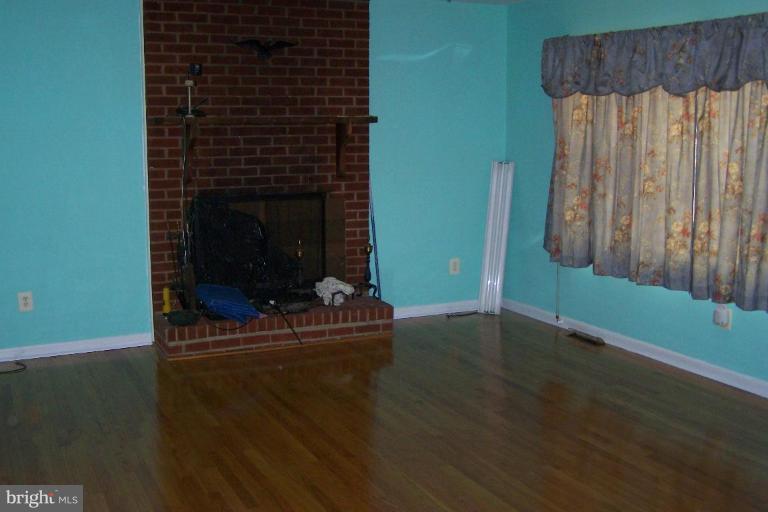 2875 Hambleton Road Riva, MD 21140 - Photo 7 of 17 Living Room