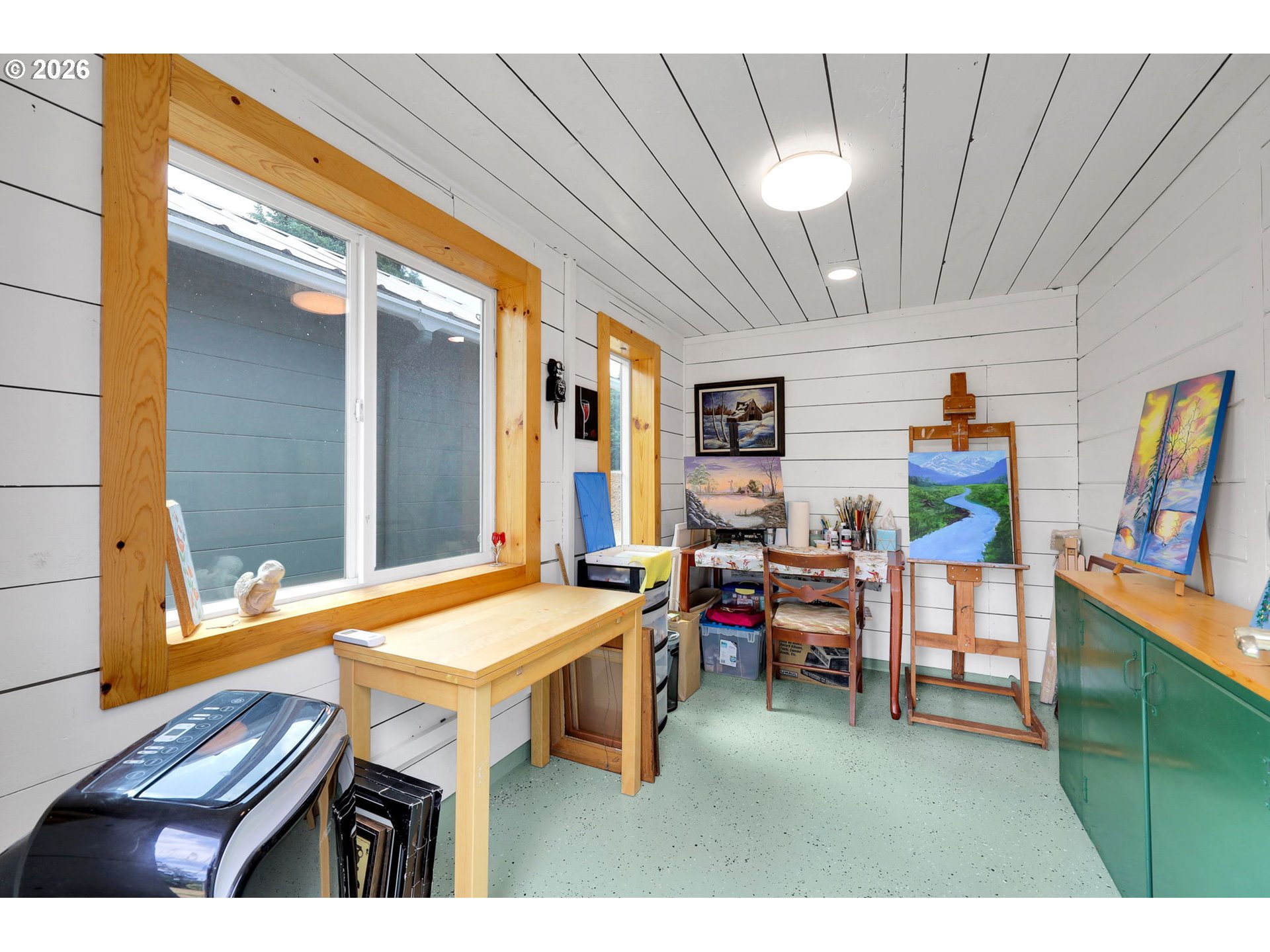35478 Brabham Road Pleasant Hill, OR 97455 - Photo 31 of 48 a living room with furniture and a table