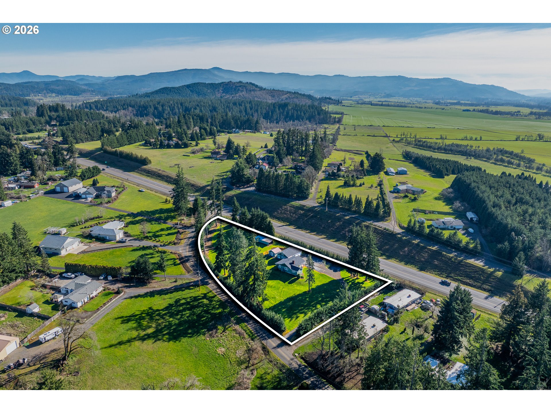 35478 Brabham Road Pleasant Hill, OR 97455 - Photo 48 of 48 a view of a backyard with a lake and mountain view