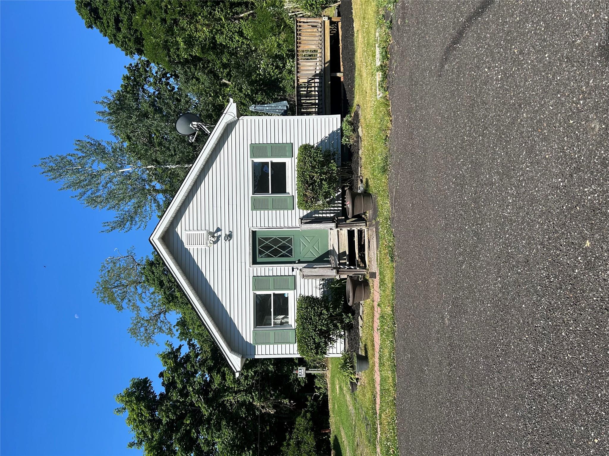 1572 Main Road Riverhead, NY 11901 - Photo 1 of 7