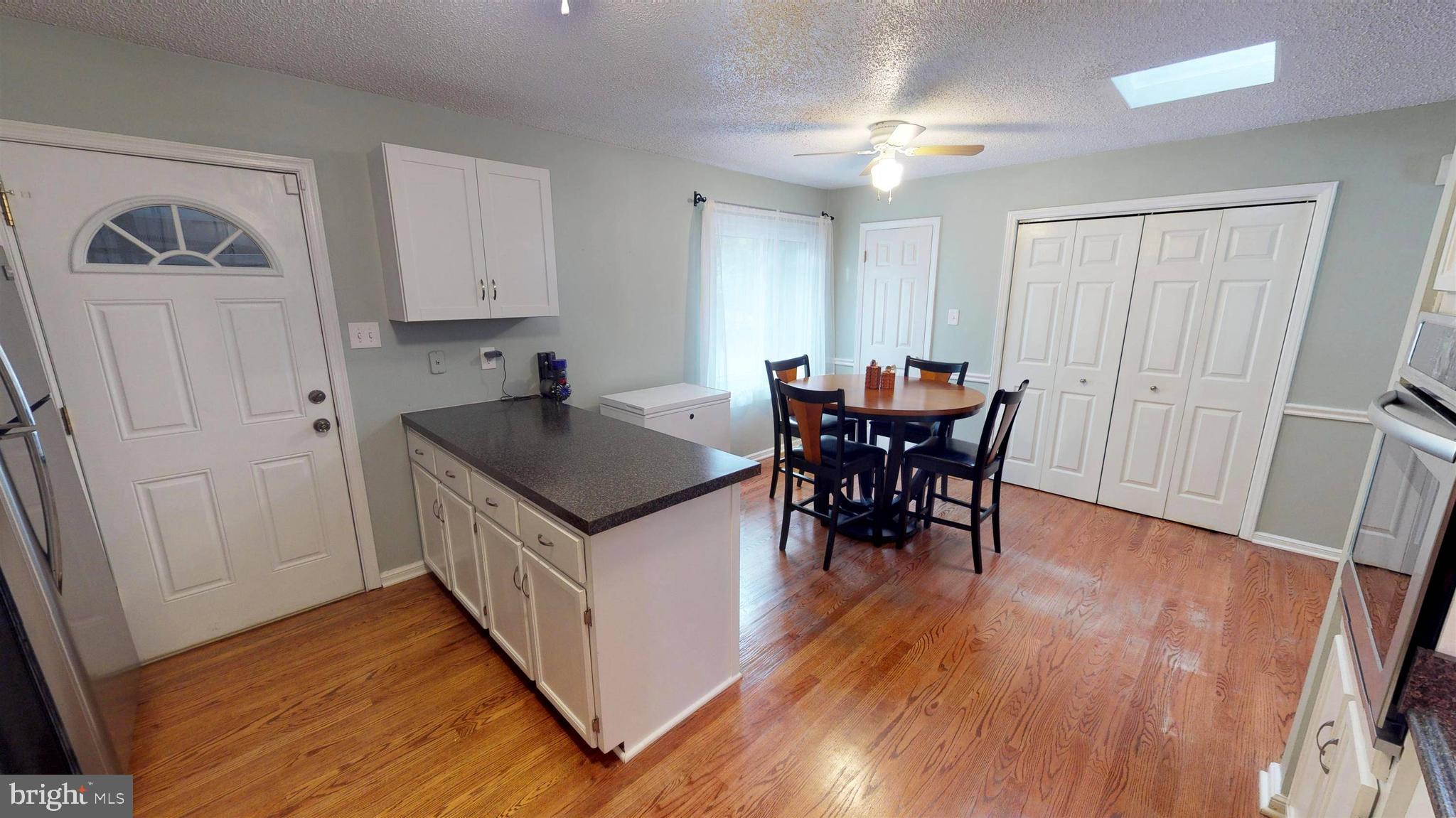 919 Swan Lane Ruther Glen, VA 22546 - Photo 14 of 30 Kitchen/Dining Room with Breakfast Bar