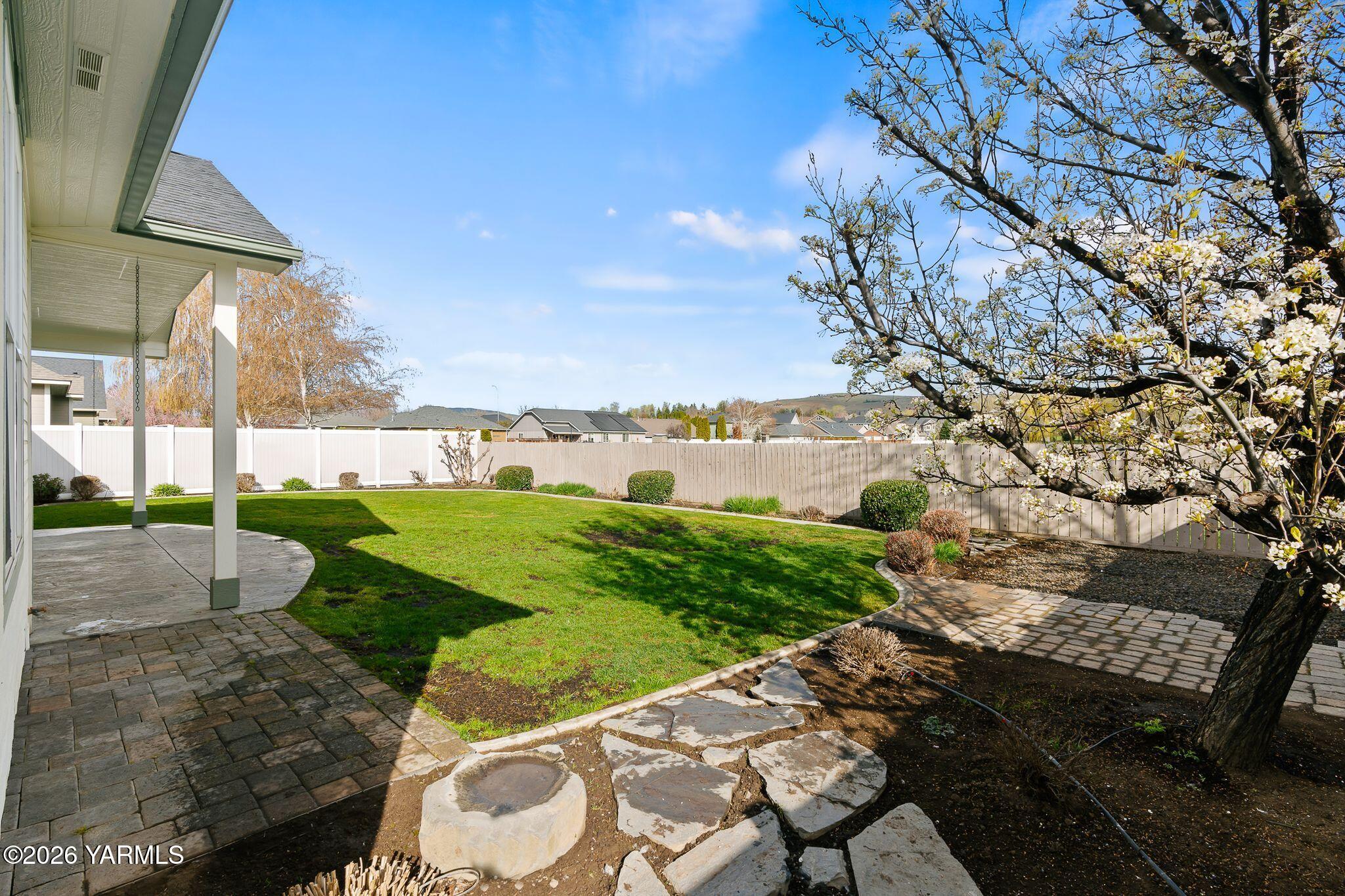 8507 Midvale Road Yakima, WA 98908 - Photo 24 of 24 a view of a garden with lawn chairs