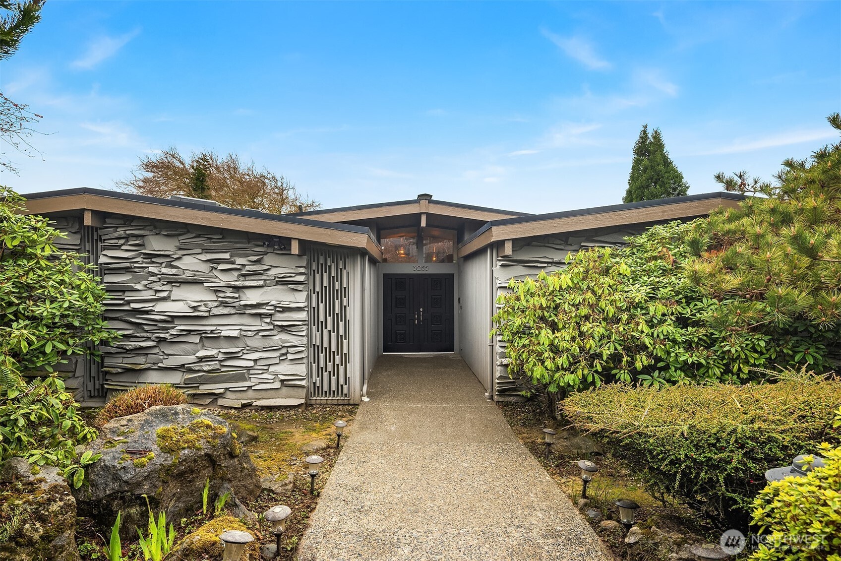 3055 44th Avenue West Seattle, WA 98199 - Photo 1 of 33
