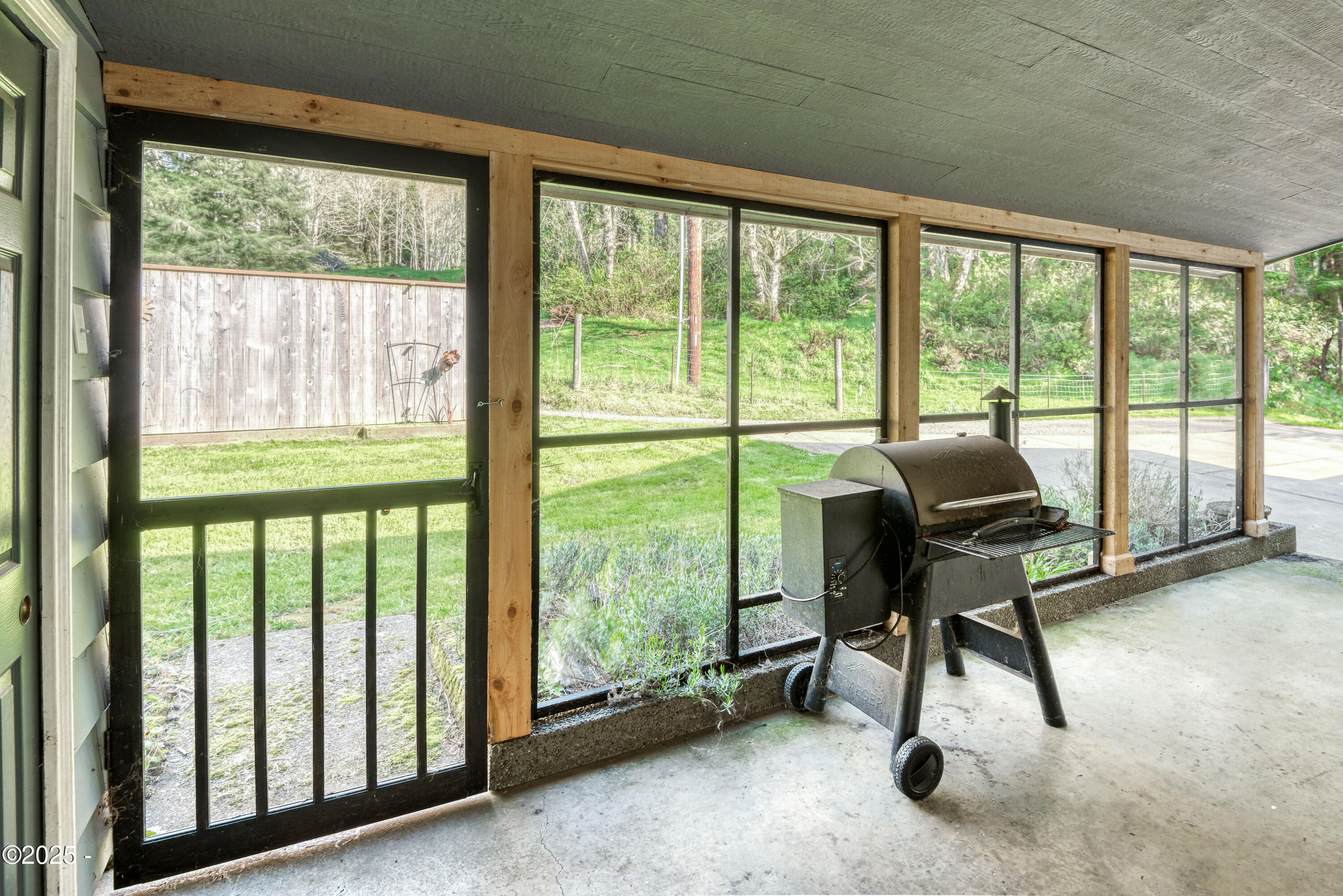 312 Southeast Davis Road Newport, OR 97365 - Photo 6 of 30 Enclosed front patio