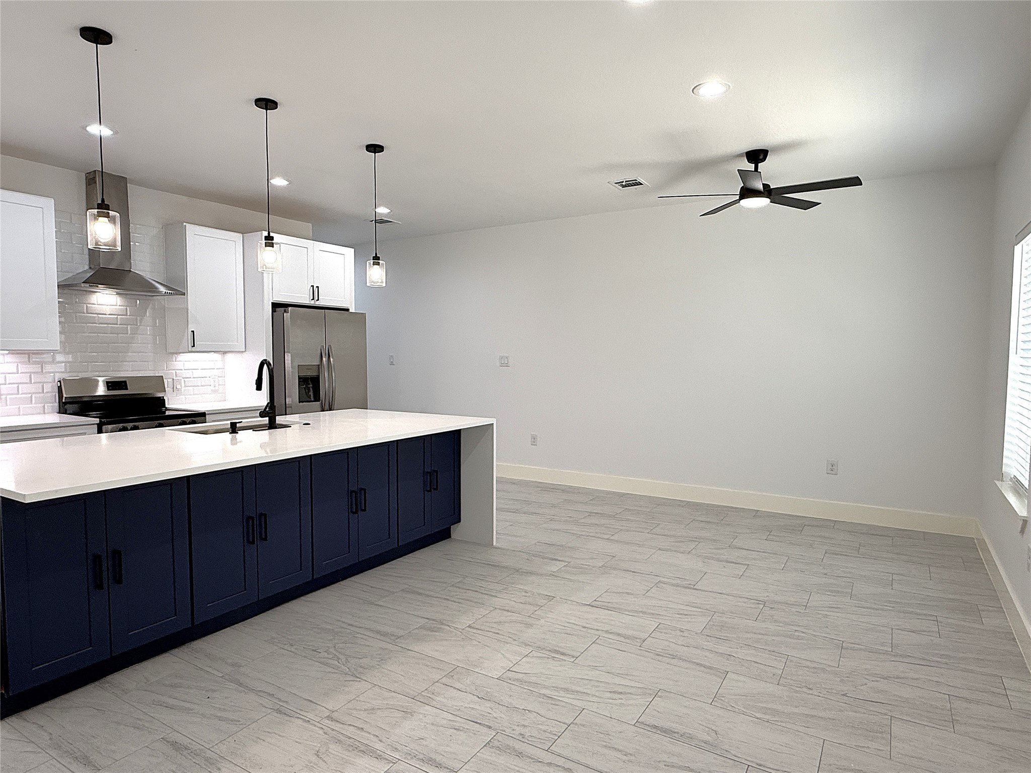 6708 Conley Street, Unit B Houston, TX 77021 - Photo 5 of 26 Open to the living area.