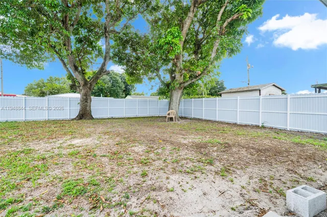 a view of a backyard