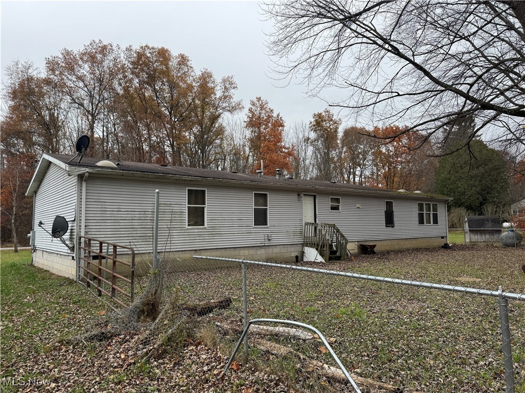 3690 Anderson Anthony Road Leavittsburg, OH 44430 - Photo 18 of 18 Back of property featuring crawl space