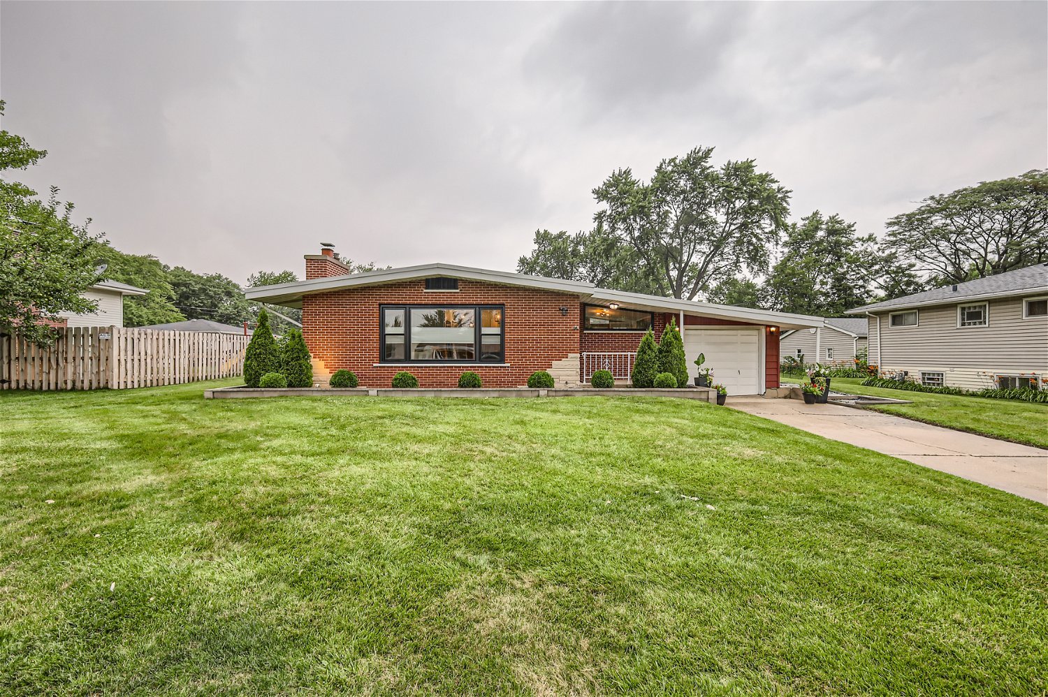 824 Sunnyside Road Roselle, IL 60172 - Photo 2 of 21 Gallery Image 2