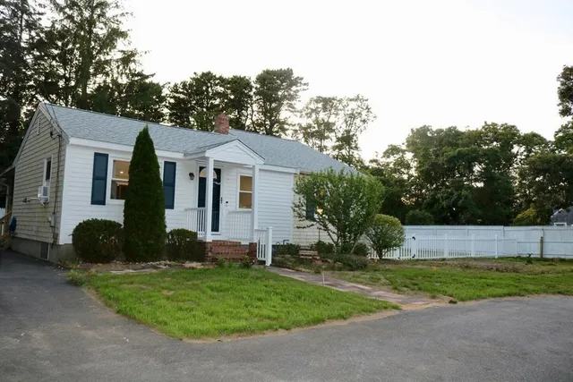 a view of a yard in front of a house