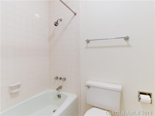 808 Cherokee Road, Unit J1 Charlotte, NC 28207 - Photo 11 of 16 a bathroom with a toilet and a bathtub