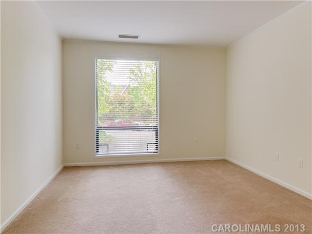 808 Cherokee Road, Unit J1 Charlotte, NC 28207 - Photo 12 of 16 an empty room with a window