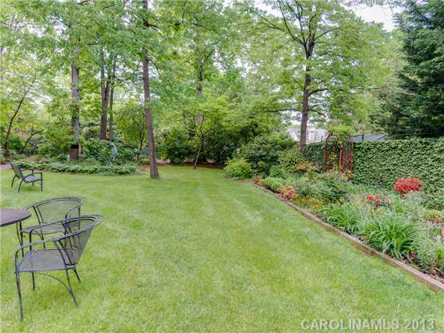 808 Cherokee Road, Unit J1 Charlotte, NC 28207 - Photo 16 of 16 a backyard of a house with table and chairs plants