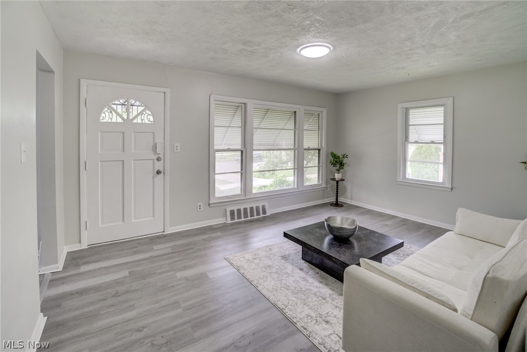 4383 Wyatt Road Cleveland, OH 44128 - Photo 5 of 33