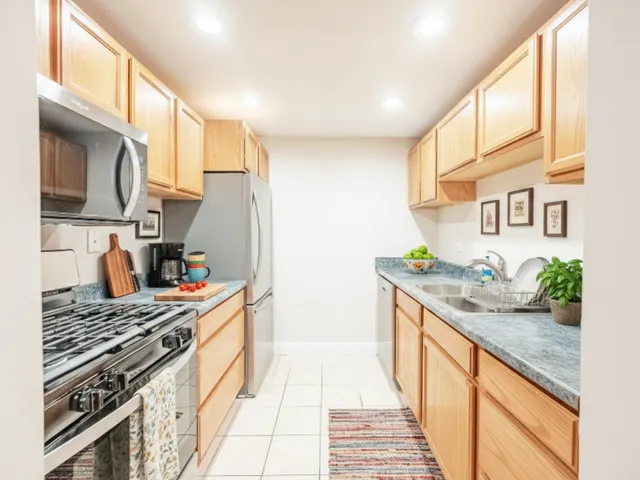 $159,900 | 144 East Bailey Road, Unit D, Naperville, IL 60565