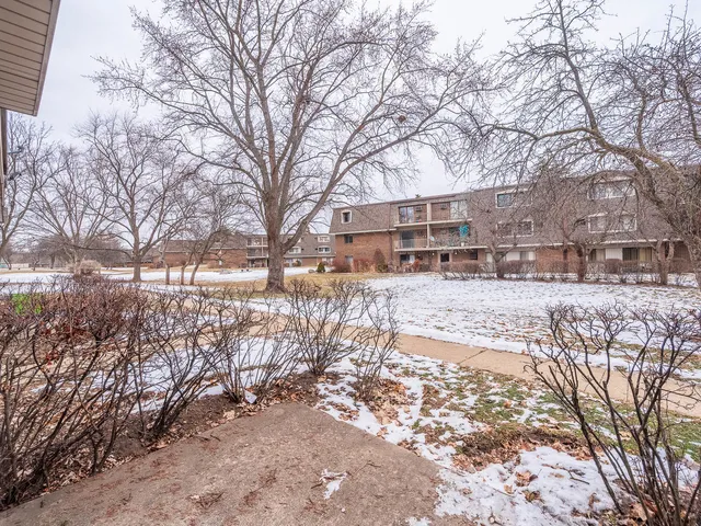 $159,900 | 144 East Bailey Road, Unit D, Naperville, IL 60565