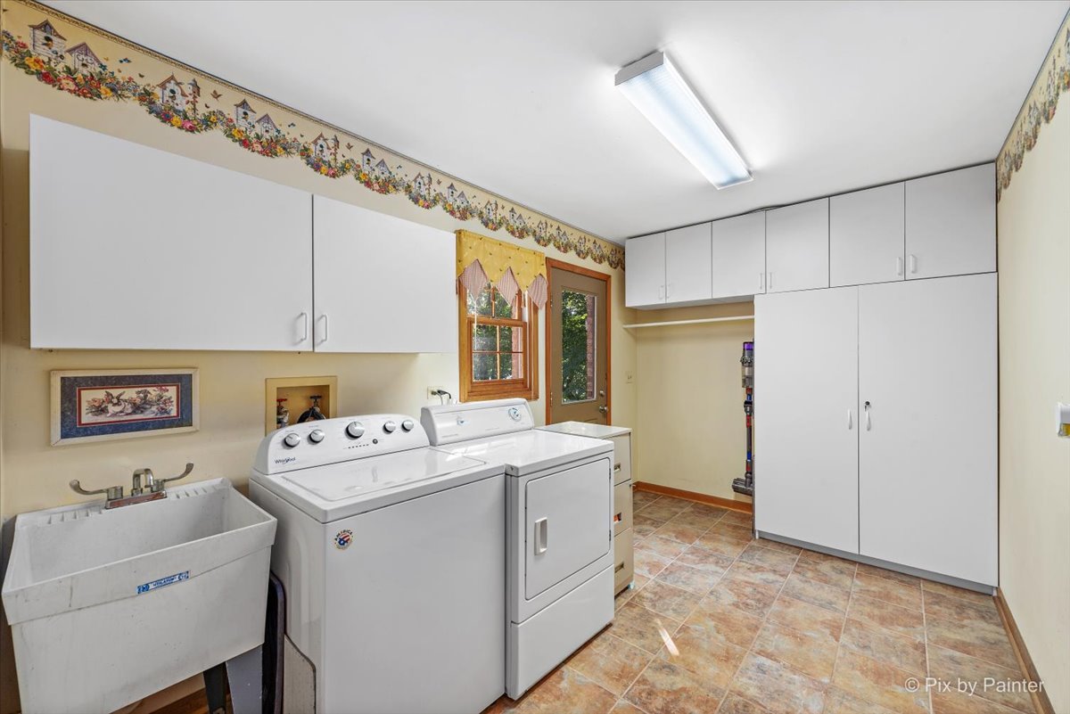 28683 Rivers Edge Drive Cary, IL 60013 - Photo 15 of 31 a utility room with dryer and washer