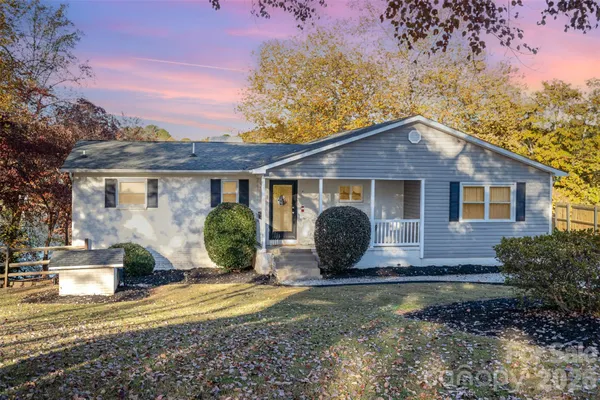 $899,000 | 7088 Wateredge Drive, Sherrills Ford, NC 28673