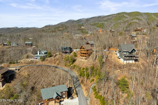 $950,000 | 829 Red Fox Trail, Gatlinburg, TN 37738