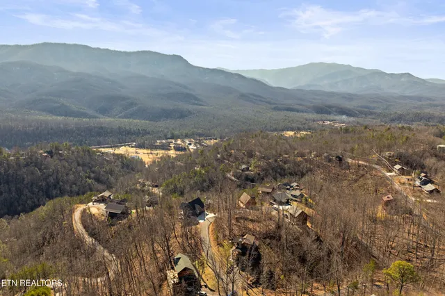 $950,000 | 829 Red Fox Trail, Gatlinburg, TN 37738