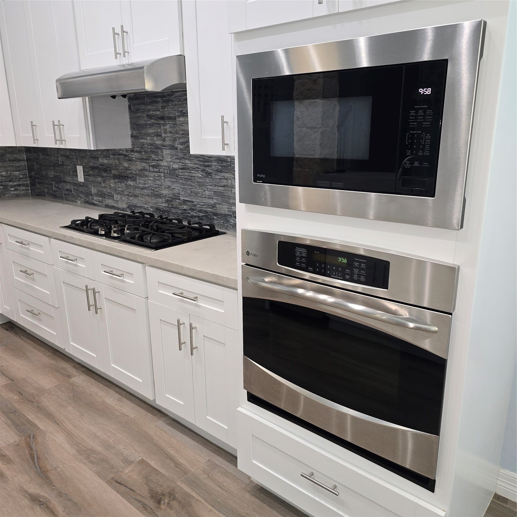 18302 Rittenhouse Park Court Spring, TX 77379 - Photo 5 of 42 STAINLESS STEEL APPLIANCES AND GAS COOKTOP