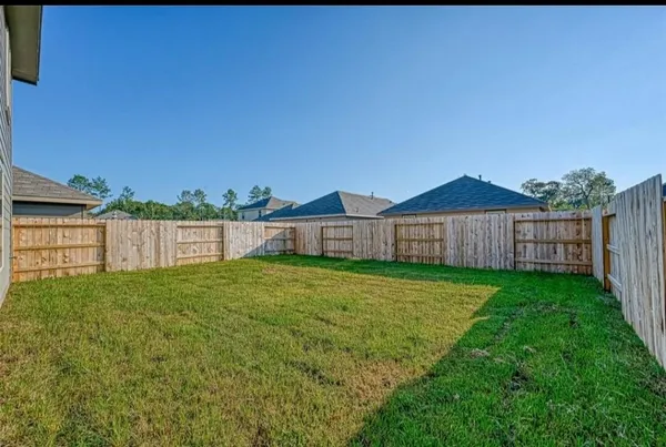 a view of a back yard