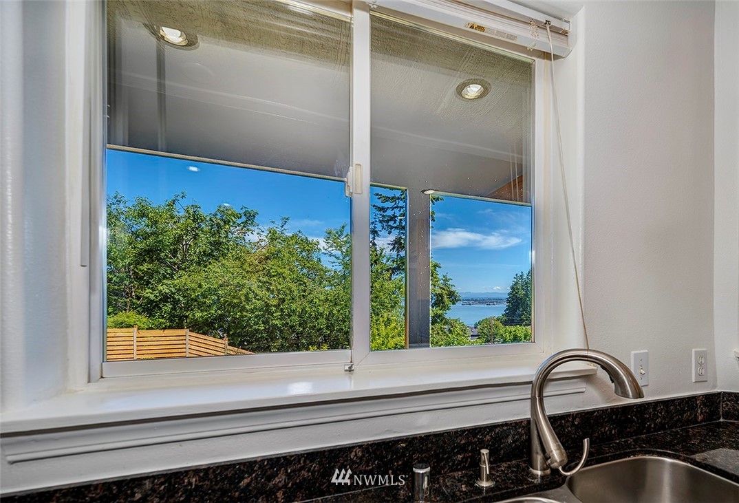 1809 Holbrook Avenue Everett, WA 98203 - Photo 15 of 40 a bathroom with a sink and a window