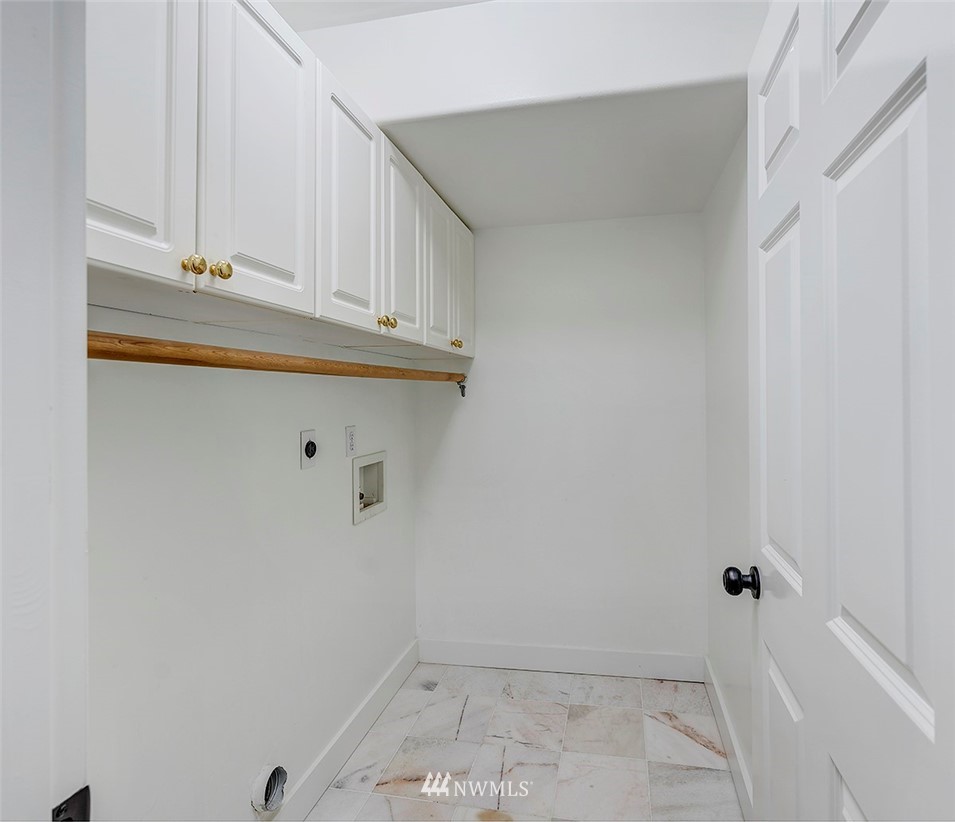 1809 Holbrook Avenue Everett, WA 98203 - Photo 20 of 40 a bathroom with a sink and cabinets