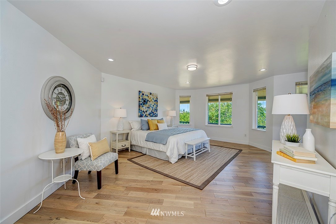 1809 Holbrook Avenue Everett, WA 98203 - Photo 21 of 40 a living room with furniture and a wooden floor