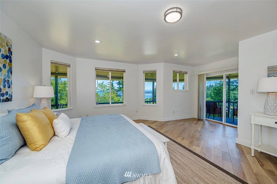 1809 Holbrook Avenue Everett, WA 98203 - Photo 22 of 40 a view of a livingroom with furniture and windows