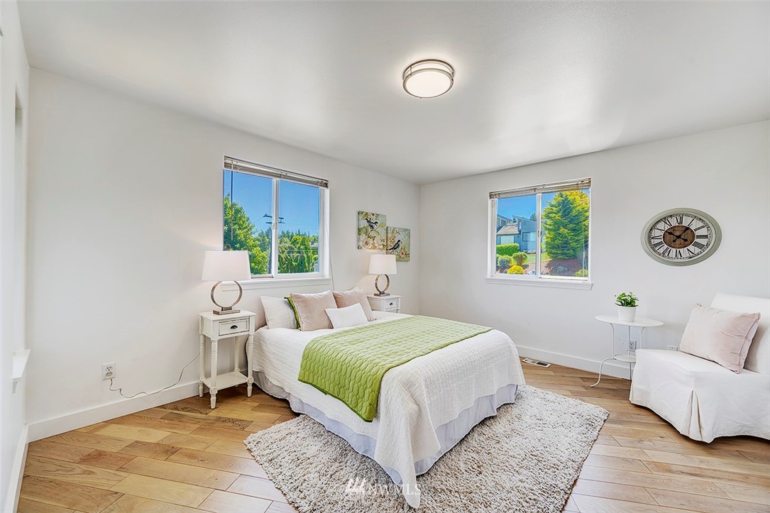 1809 Holbrook Avenue Everett, WA 98203 - Photo 25 of 40 a bedroom with a bed and a couch