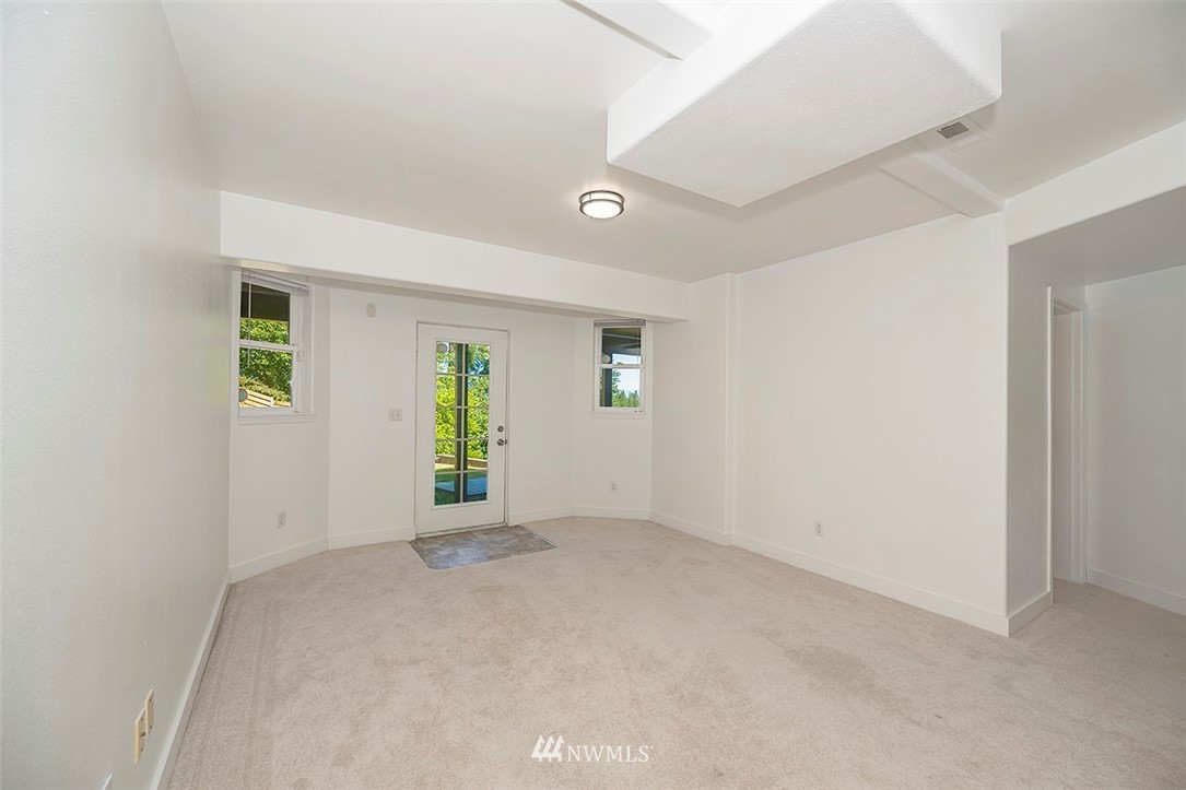 1809 Holbrook Avenue Everett, WA 98203 - Photo 34 of 40 an empty room with windows