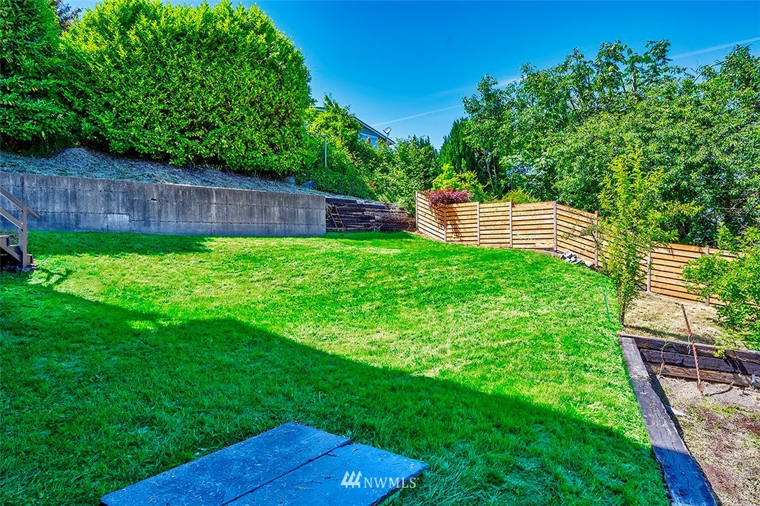 1809 Holbrook Avenue Everett, WA 98203 - Photo 39 of 40 a backyard of a house with lots of green space
