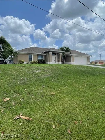 a view of a yard in front of a house