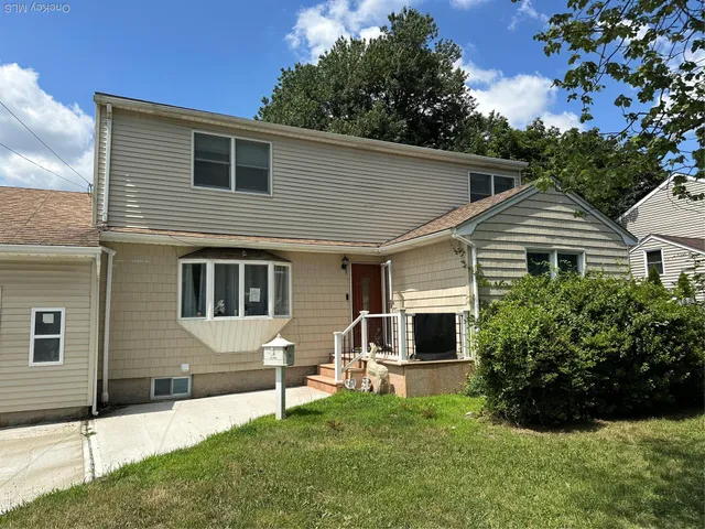 $3,800 | 15 Mida Court, Unit 2A, West Babylon, NY 11704