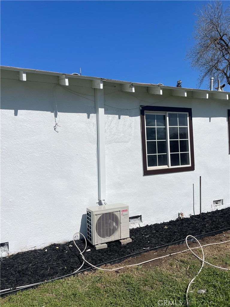809 South B Street Madera, CA 93638 - Photo 5 of 20 a front view of a house with a yard