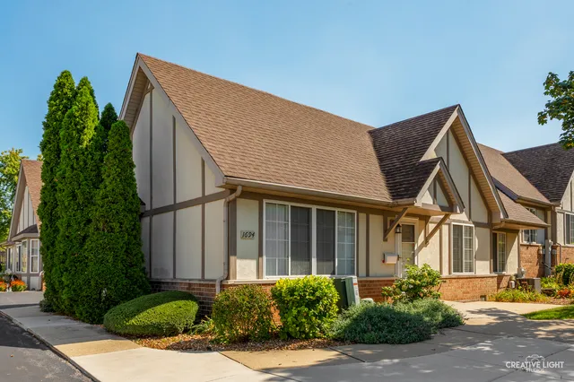 $240,000 | 1694 Willow Cir Drive, Crest Hill, IL 60403
