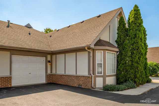 $240,000 | 1694 Willow Cir Drive, Crest Hill, IL 60403