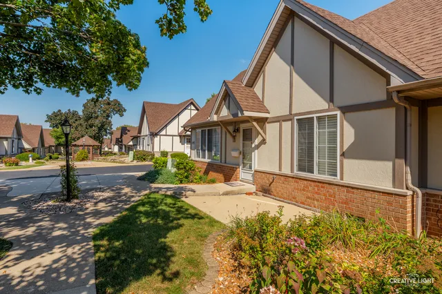 $240,000 | 1694 Willow Cir Drive, Crest Hill, IL 60403