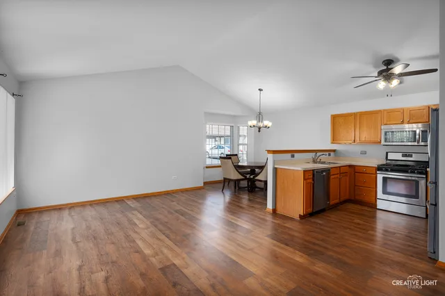 $240,000 | 1694 Willow Cir Drive, Crest Hill, IL 60403